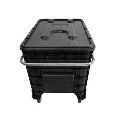 Carrinho Coletor 372 Litros C/ Puxador Lateral e Tampa - PRETA | Cor: Preta, Modelo: Com Tampa, Tipo de Material: Plástico | Cor: Preta, Modelo: Com Tampa, Tipo de Material: Plástico